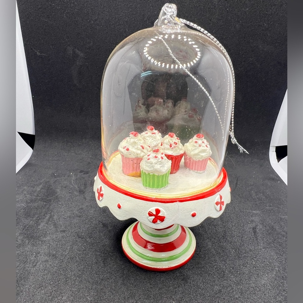 🥰 4/$25 - Cupcake Ornament